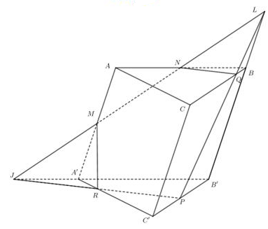 Cho hình lăng trụ có thể tích là . Gọi là trung điểm các cạnh . Mặt phẳng \(\left( {MNP} \right)\) chia khối lăng trụ thành hai phần. Tính thể tích phần chứa đỉnh theo . (ảnh 1)