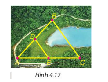 Cho B và C là hai điểm cách nhau bởi một hồ nước như Hình 4.12 với D, E lần lượt là trung điểm (ảnh 1)