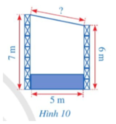 Hình 10 mô tả mặt cắt đứng của một sân khấu ngoài trời có mái che. Chiều cao của khung phía trước khoảng 7 m, chiều cao của khung phía sau là 6 m, hai khung cách nhau một khoảng là 5 m. Chiều dài của mái che sân khấu đó là bao nhiêu mét (làm tròn kết quả đến hàng phần trăm)? (ảnh 1)