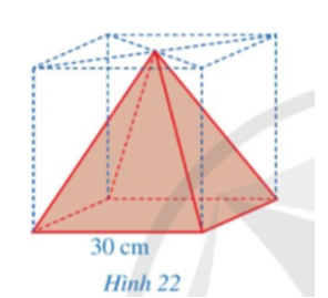 Hình 22 mô tả một vật thể có dạng hình chóp tứ giác đều được tạo ra sau khi cắt bỏ một phần từ một khúc gỗ có dạng hình lập phương với cạnh là 30 cm. Tính thể tích của phần gỗ đã bị cắt bỏ.    (ảnh 1)