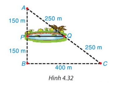 Bác Mến muốn tính khoảng cách giữa hai vị trí P, Q ở hai bên bờ ao cá. Để làm điều đó (ảnh 1)