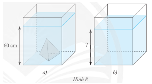 Một bể kính hình hộp chữ nhật có hai cạnh đáy là 60 cm và 30 cm. Trong bể có một khối đá hình chóp tam giác đều với diện tích đáy là 27 (ảnh 1)