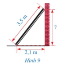 Hình 9 mô tả một thanh gỗ dài 3,5 m dựa vào một bức tường thẳng đứng. Chân thanh gỗ cách mép tường một khoảng là 2,1 m. Khoảng cách từ điểm thanh gỗ chạm vào tường đến mặt đất là bao nhiêu mét?   (ảnh 1)