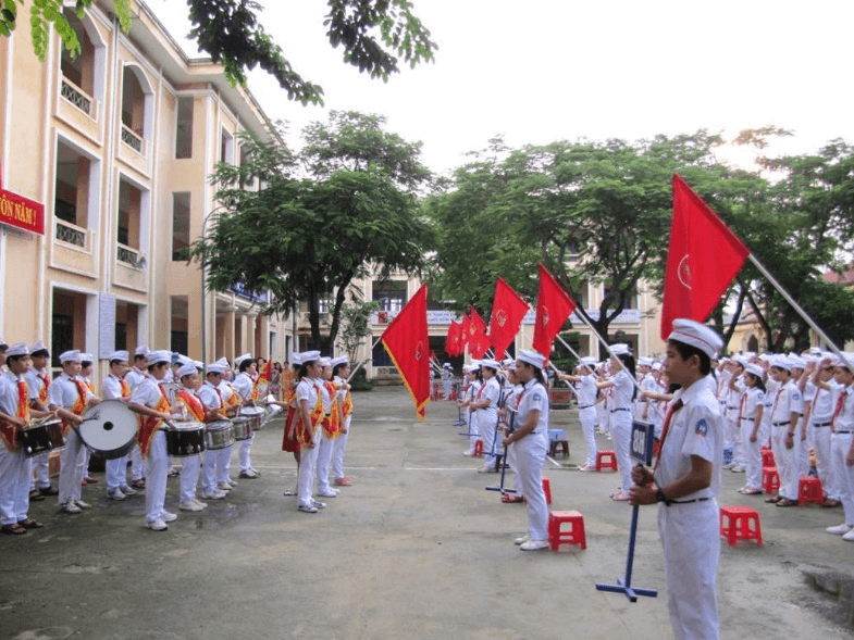 Tìm thêm ví dụ cho thấy sóng âm truyền từ nguồn âm theo mọi phương ra môi trường xung quanh