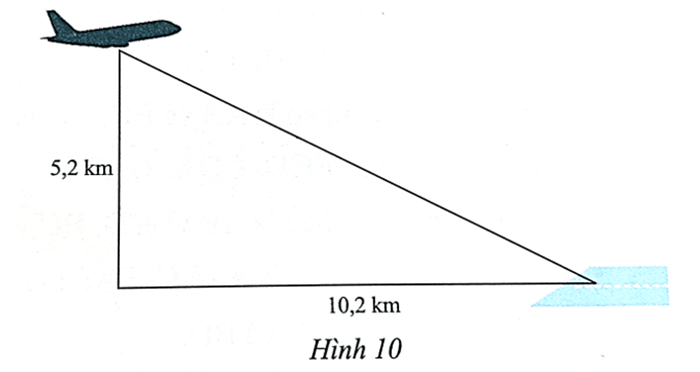 Một máy bay đang ở độ cao 5,2 km. Khoảng cách từ hình chiếu vuông góc của máy bay