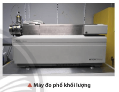 Phổ khối lượng (Mass spectrometry – MS) thường được sử dụng để xác định nguyên tử khối