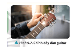 Giải thích vì sao khi vặn khoá để chỉnh dây đàn guitar (Hình 9.7) ta có thể tạo ra hệ sóng