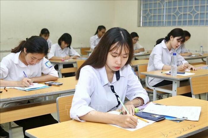 Đề thi Toán 8 Học kì 2 có đáp án (4 Đề) (ảnh 2)