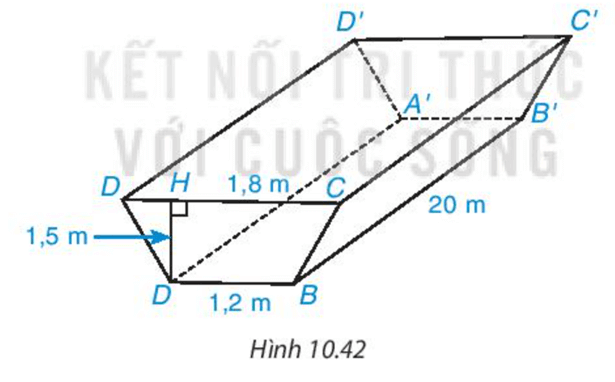 Người ta đào một đoạn mương có dạng hình lăng trụ đứng tứ giác như Hình 10.42