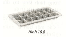 Một chiếc khay làm đá để trong tủ lạnh có 18 ngăn hình lập phương với cạnh 2 cm