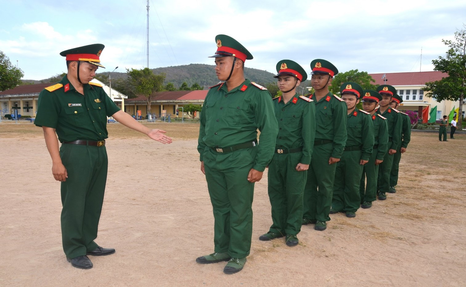 Lý thuyết GDQP 10 Bài 3: Đội ngũ tiểu đội - Cánh diều (ảnh 1)