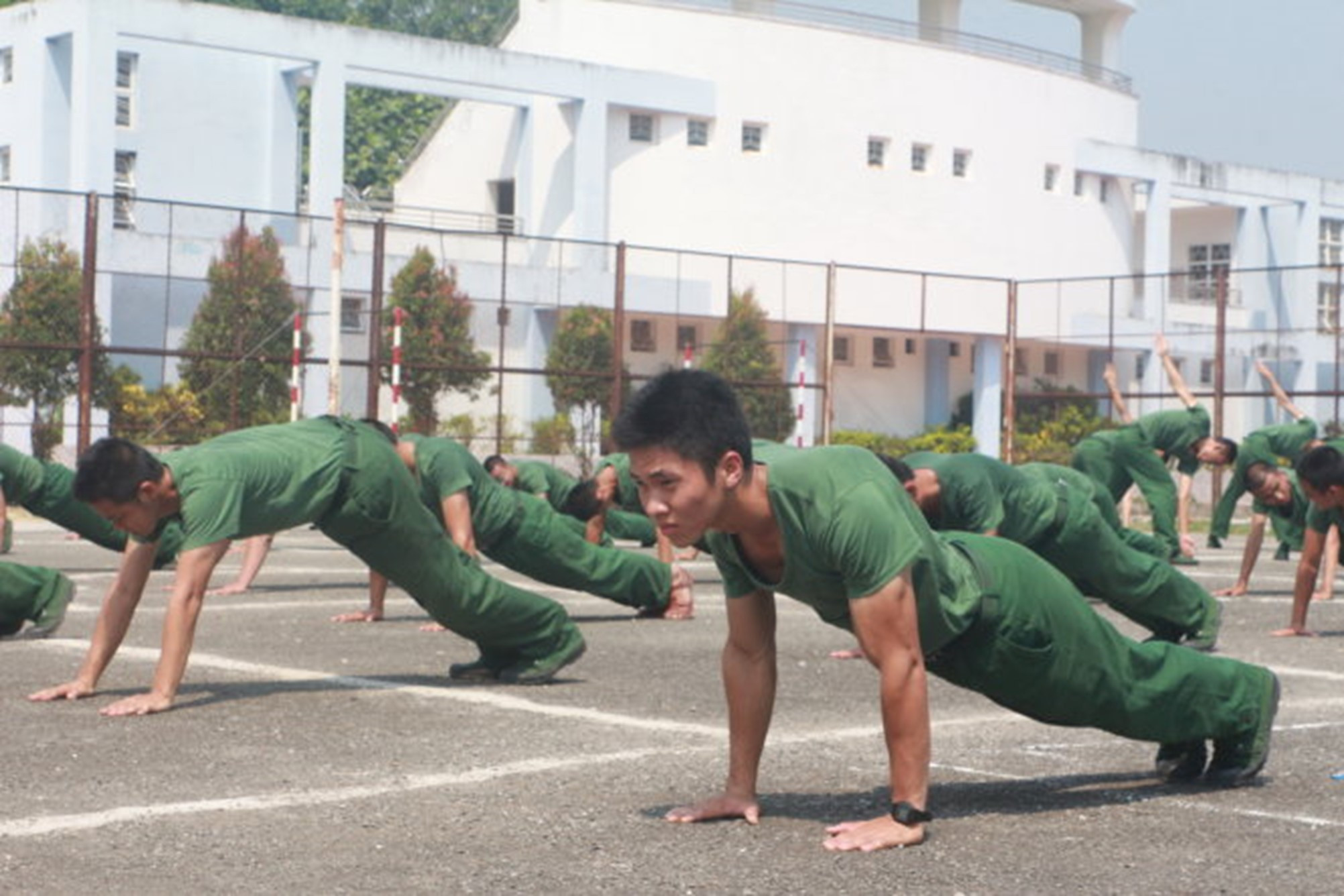 Lý thuyết GDQP 10 Bài 1: Một số nội dung điều lệnh quản lí bộ đội và điều lệnh công an nhân dân - Cánh diều (ảnh 1)