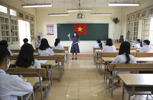 Hình ảnh: Cô trò chào cờ tại lớp trong ngày đầu trở lại trường | Báo Dân trí