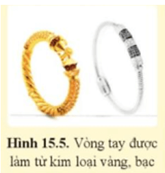 Quan sát đồ trang sức được làm bằng vàng, bạc (hình 15.5