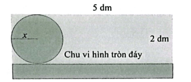 Nam dùng một tấm bìa có kích thước 50 cm x 20 cm để làm một chiếc lon hình trụ